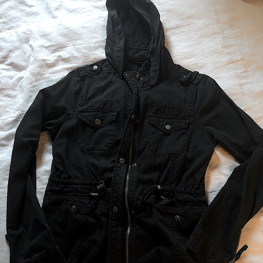 Cute zip up black jacket Size: M